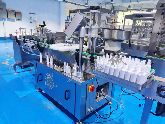 全自动灌装旋盖一体机实拍展示